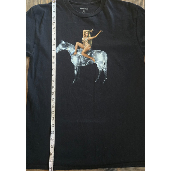 Beyonce T Shirt Medium Pose 3 Renaissance Horse Cowboy Carter Tour Concert Tee - Picture 5 of 5